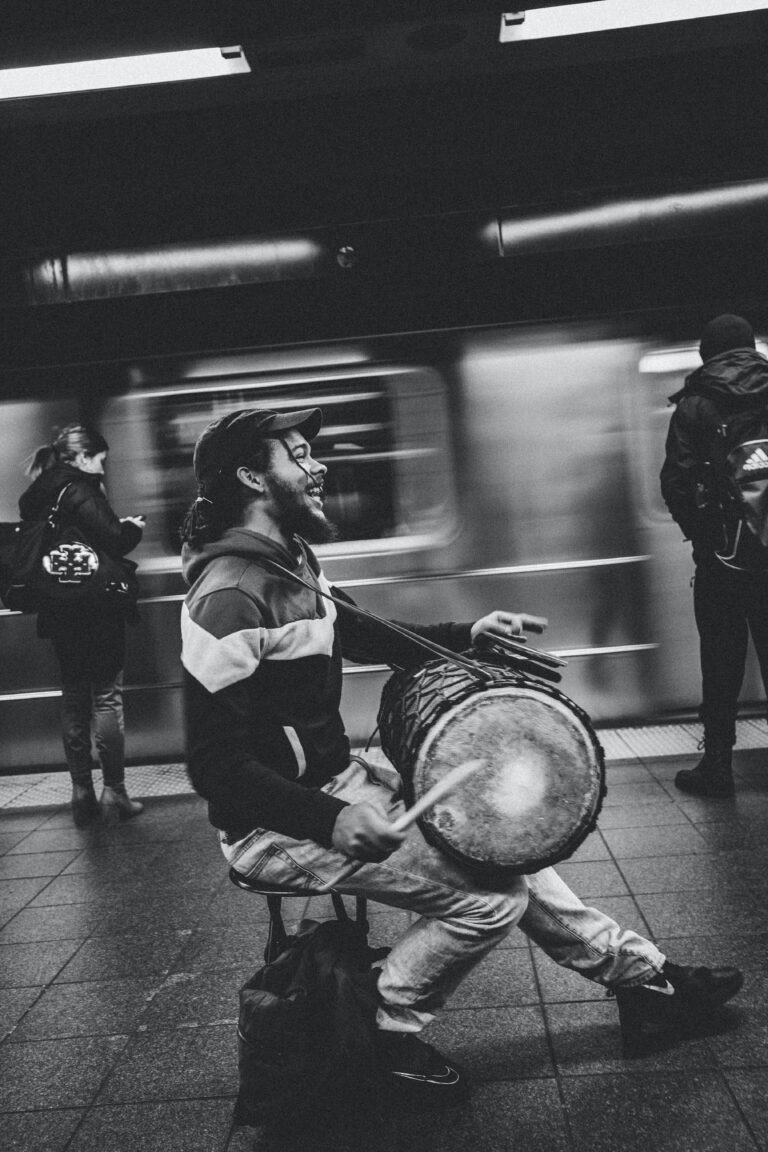 Photo : un homme jouant d'un instrument à percussion