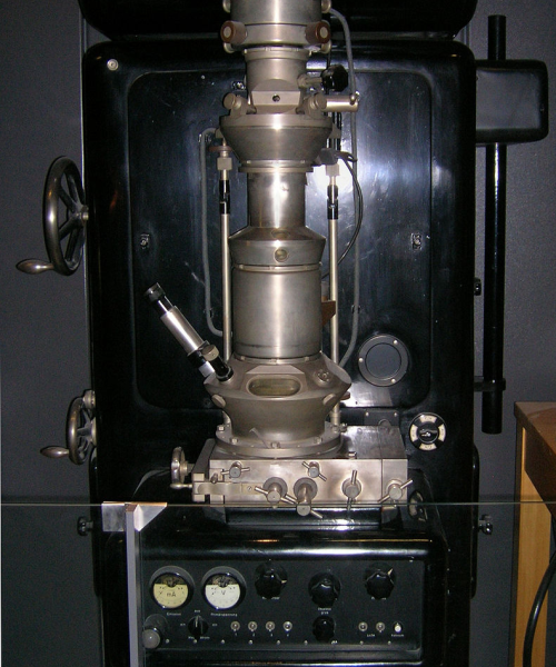 Photo du microscope d'Ernst Ruska, le premier microscope électronique